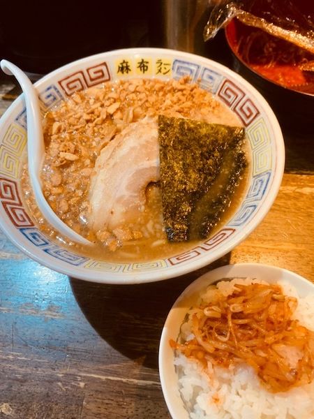 「揚にんにくラーメン 950円　サービスライス付き」@麻布ラーメン 慶応三田店の写真