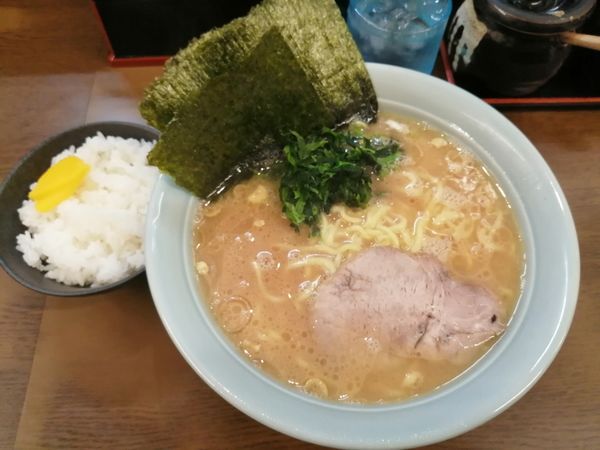 「ラーメン中、カタメ、海苔、半ライス」@寿々㐂家の写真
