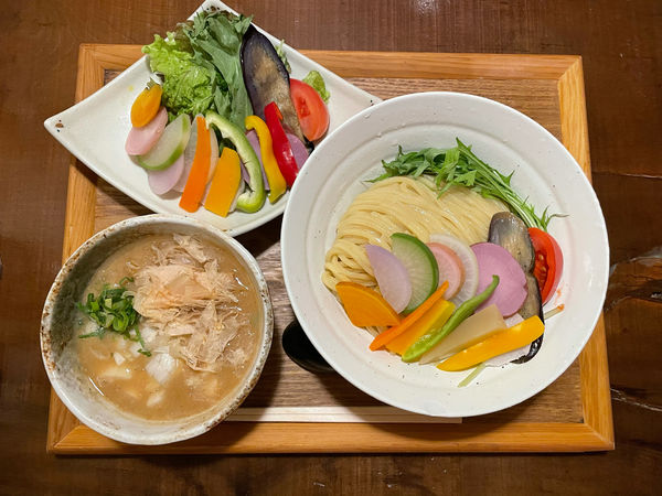 「無添加つけ麺（大）、有機野菜盛り合わせ」@麺処 竹川の写真