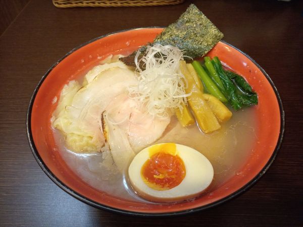 「塩らーめんワンタントッピング＋チャーシューご飯」@とものもとの写真