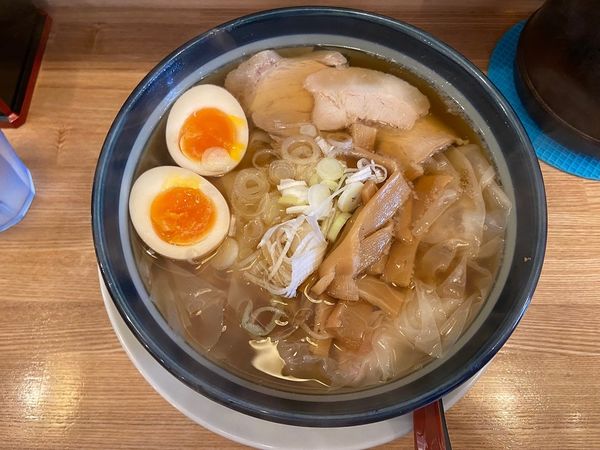 「ワンタンメン（煮玉子入）」@ワンタンメンの満月 三鷹店の写真