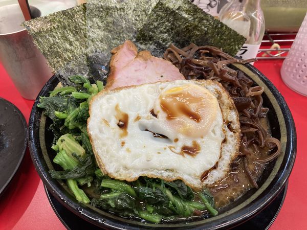「ラーメン＋青菜＋キクラゲ＋目玉焼き」@IEKEI_TOKYO 王道家直系の写真
