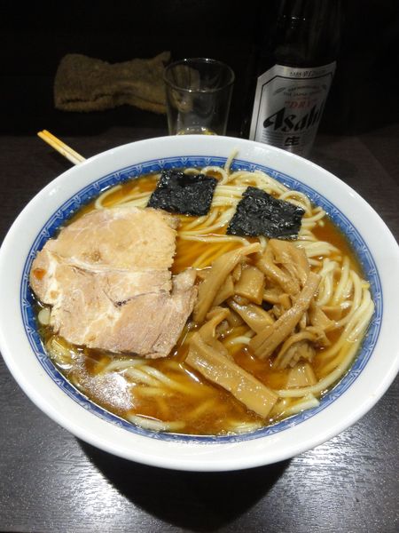 「ラーメン850円普通スーパードライ中瓶（おつまみ付）650円」@中華そば べんてんの写真