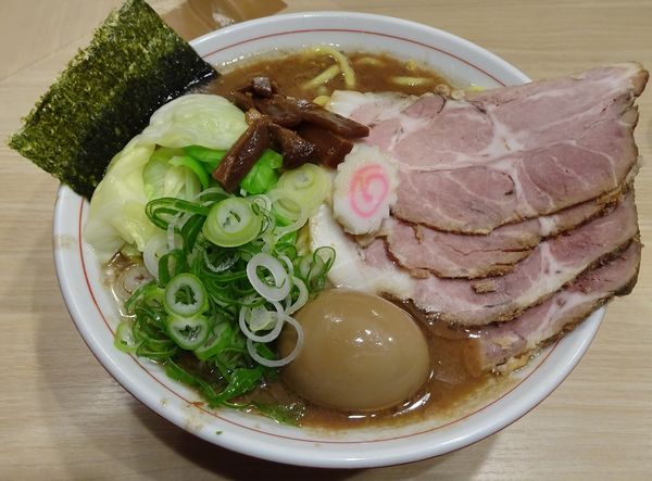 「六等星濃口醤油鶏油（900円）＋味玉（100円）＋肉増し」@麺や 六等星の写真