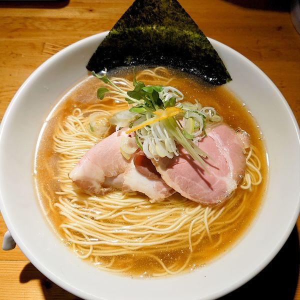 「煮干し中華　醤油　中（麺量210㌘）　900円」@中華そば専門 めんやいただきの写真