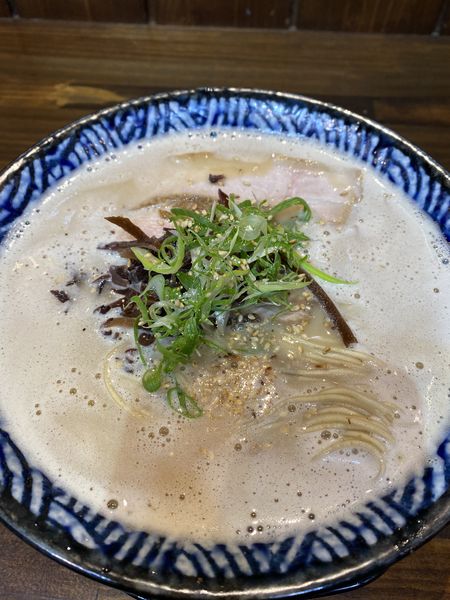 「煮干し豚骨醤油らーめん」@麺飯食堂 チャアヤの写真