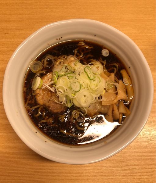 「黒醤油ラーメン大盛（￥750+100）」@らぁめん次元の写真