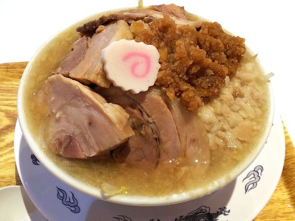 「【期間限定】豚そばのぶーちゃん（ニンニクアブラマシ）900円」@ハッピィカフェ 弘前駅前店の写真