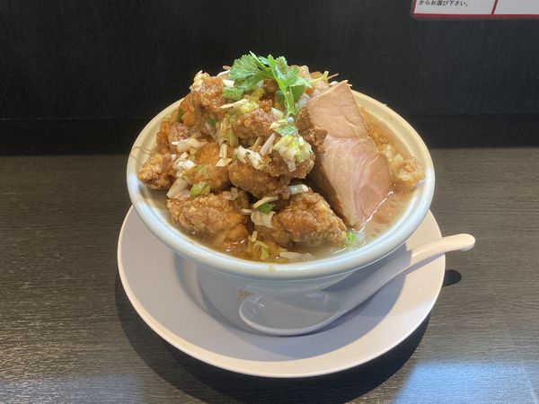 「油淋鶏二郎系らーめん」@らーめん 三極志の写真