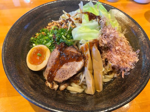 「まぜそば　黒　890円　大盛り150円」@極太麺 まな屋の写真