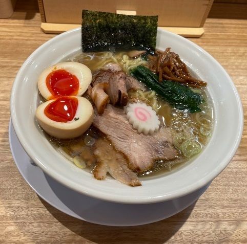 「塩半チャーシューメン　880円＋味玉　100円。」@長岡食堂 横浜西口店の写真