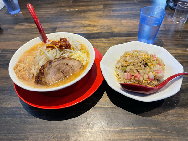 「味噌ラーメンミニ＋ミニチャーハン」@麺と飯 トンじろの写真