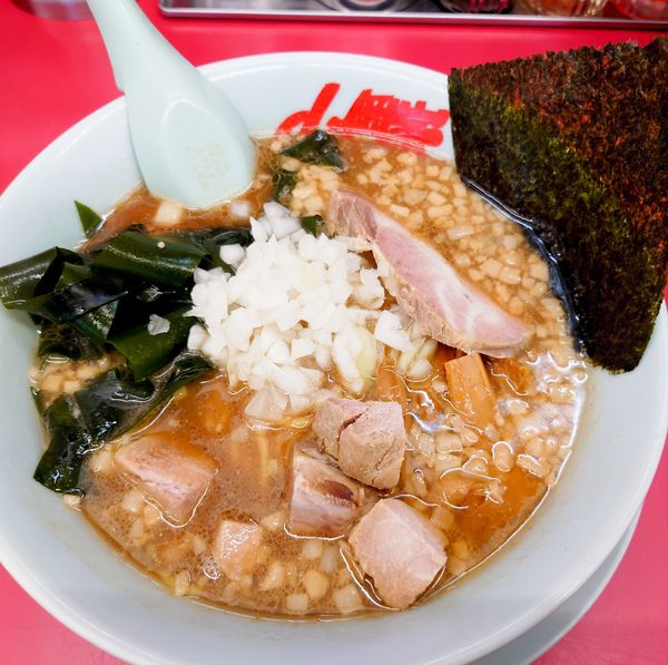 「プレミアム醤油とんこつ890円　コロチャ（Line）」@ラーメン山岡家 伊勢崎宮子店の写真