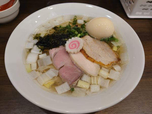 「塩らーめん（貝）880円＋味玉（オープンサービス）」@麺や 谷口の写真