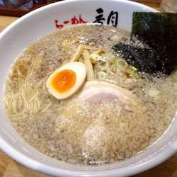 醤油ラーメン (900円)
