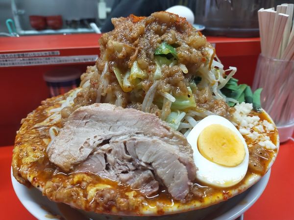 「赤い溶き卵・麺増640・生卵（にんにく・脂・唐辛子）」@ハナイロモ麺 吉祥寺本店の写真