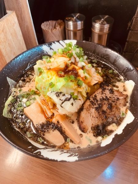 「黒龍 800円　どかキャベツ 130円」@らーめん幸龍の写真