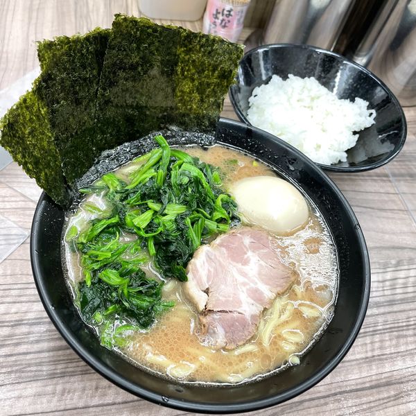「ホーレン草ラーメン￥750＋ライス無料」@家系らーめん 武蔵家 川越店の写真