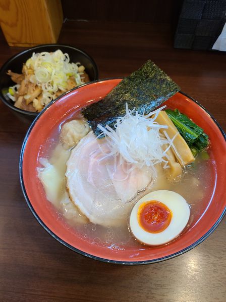 「塩らーめん+ワンタン+チャーシューご飯」@とものもとの写真
