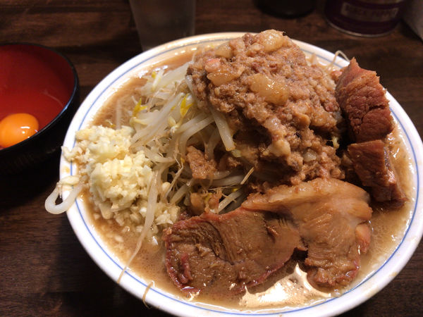 「らーめん(全部)+生卵 850円」@らーめん梵's 埼大前本店の写真