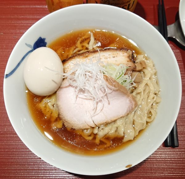 「醤油(中太手もみ麺)＋味玉＋エビスビール」@麺 みつヰの写真