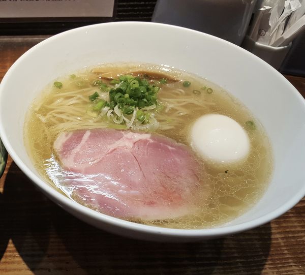「しお味玉らーめん 900円」@町田汁場 しおらーめん 進化の写真