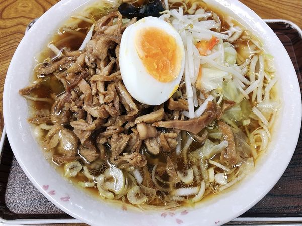 「野菜ラーメン（700円）、モツ（100円）」@さくらい食堂の写真