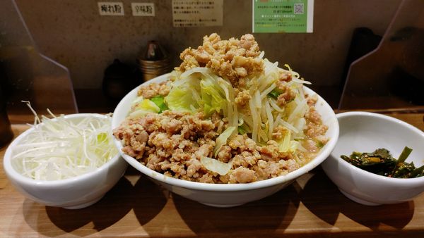 「旨みそラーメン・全部マシマシ・ネギ・旨辛ニラ ¥1340」@閻魔羅闍 鶴見本店の写真