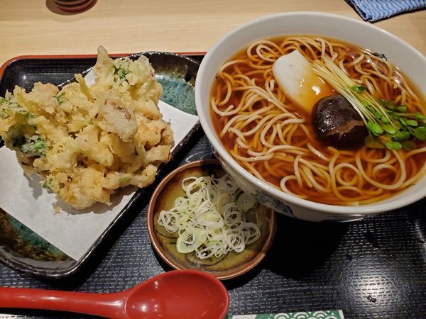 「きのこと栗のかき揚げ天ぷらそば」@味奈登庵 みなとみらい店の写真
