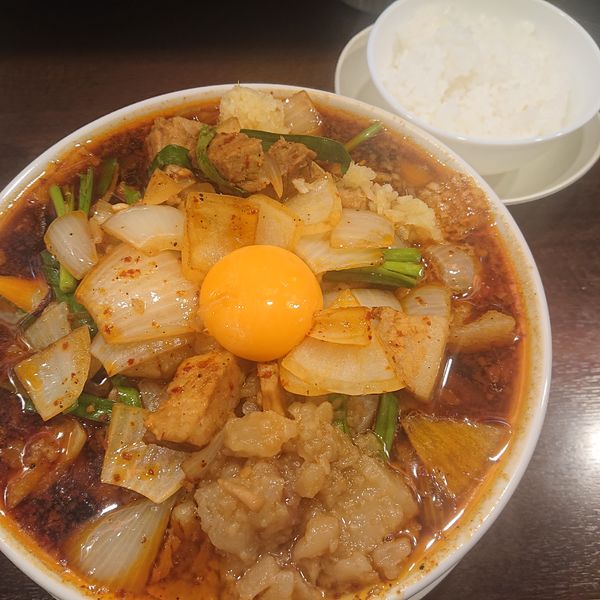 「ウマ辛スタミナ濃厚中華そば生卵のせ930円、小ライス100円」@濃厚中華そば スタミナ軒の写真