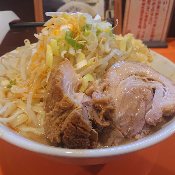 「らーめん豚1枚1050円(ヤサイニンニクネギラー油)」@ちばからの写真