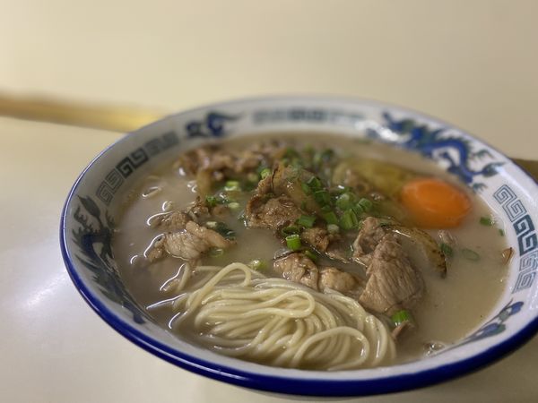 「やき肉ラーメン 550円 生卵 50円」@まるぞのラーメンの写真