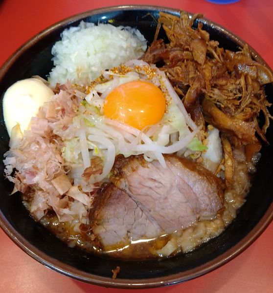 「辛いまぜそばミニ+鶏ほぐし、玉ねぎ、マヨ」@麺屋 桐龍 久喜店の写真
