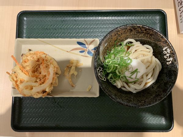 「温玉ぶっかけ（冷小）＋野菜かき揚げ」@はなまるうどん モリシア津田沼店の写真