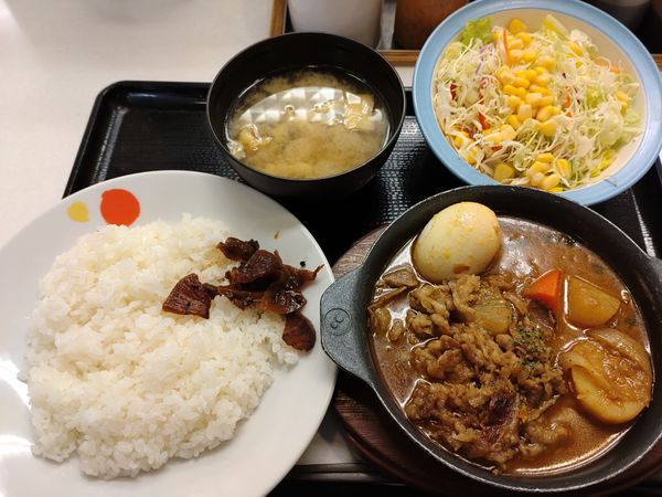 「牛肉とごろっと野菜のスープカレー 彩り生野菜セット 880円」@松屋 北千住東口店の写真