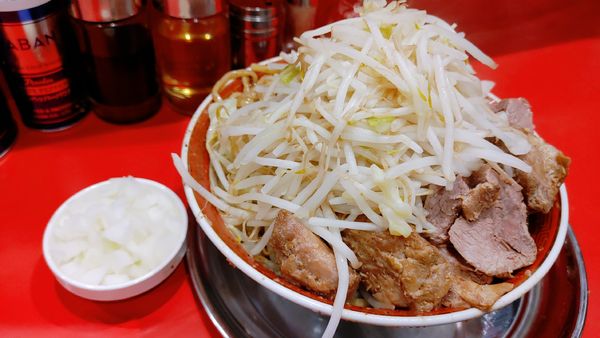 「大ラーメン豚入り・刻み玉ネギ・まぜそば変更券（ヤサイ）」@ラーメンタロー 蒲田の陣の写真