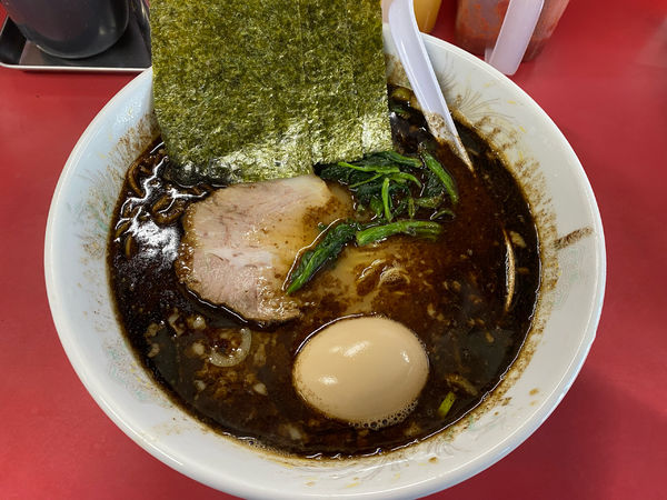 「マー油とんこつラーメン（細麺バリカタ）710円」@とんこつラーメン 辰巳屋の写真