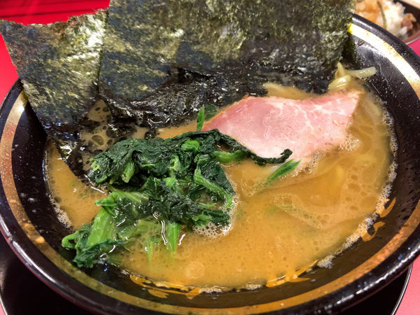 「ラーメン並」@家系ラーメン王道家直伝 との丸家 松飛台店の写真
