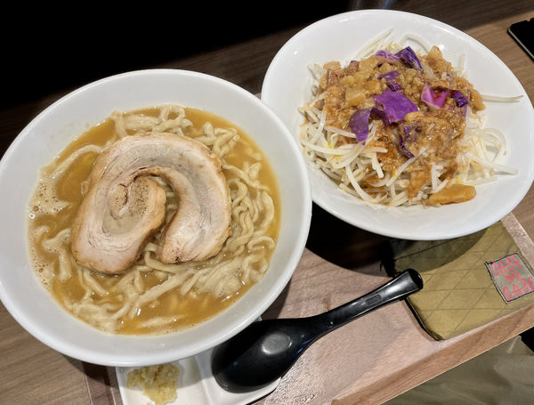 「齋藤鶏治郎大ショウガヤサイマシアブラマシ」@ラーメン 齋藤鶏治郎の写真