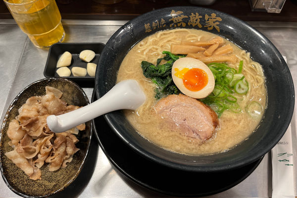 「本丸-X(大)900円+豚しゃぶ肉+生ニンニク」@麺創房 無敵家の写真