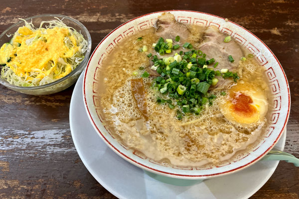 「パートⅡ 850円+サラダ100円(特価)+替玉130円」@だるま大使 本店の写真