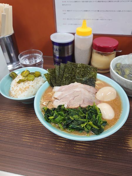 「特製ラ〜メン中、ほうれん草、味玉」@横浜家系らーめん 武蔵家 川口店の写真