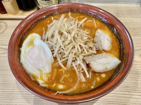 「サッポロラガー赤星＋チャーシュー皿→ 辛味噌チャーシューメン」@らーめん 高尾の写真
