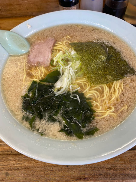 「らーめん600円➕中盛100円➕麺固め➕背脂多め」@ラーメンショップ 光町店の写真