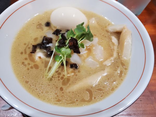 「鶏白湯　醤油８５０円+味玉100円」@麺処72の写真