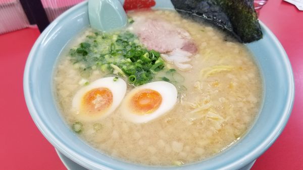 「プレミアム塩豚骨ラーメン　中」@山岡家 松本店の写真