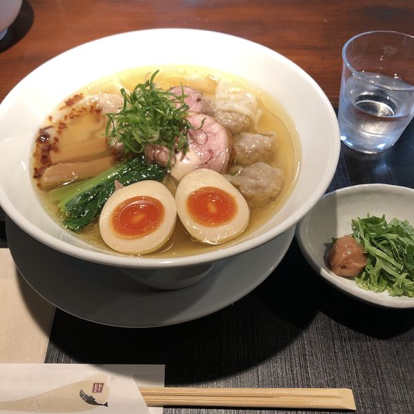 「わんたん麺（塩味）＋南高梅と青じそ＋半熟煮玉子」@らーめん 鉢ノ葦葉の写真