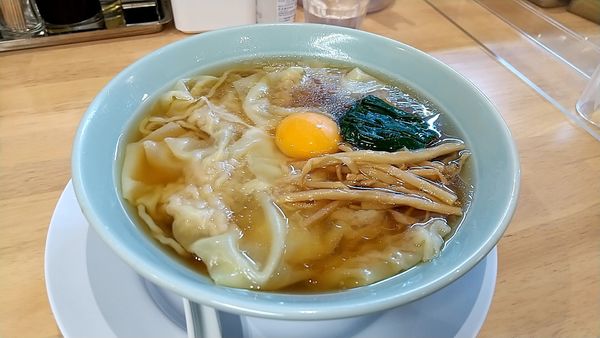 「月見ワンタン麺 淡麗醤油（８５０円）」@月見ワンタンメン専門店 三日月 大森北口店の写真