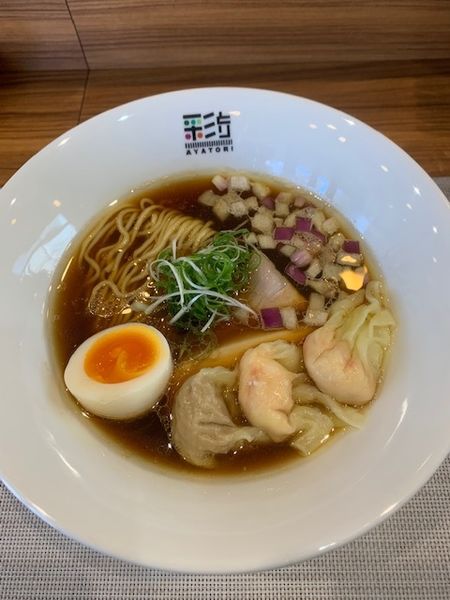 「醤油らーめん 850円　わんたんクーポン使用」@彩とりの写真