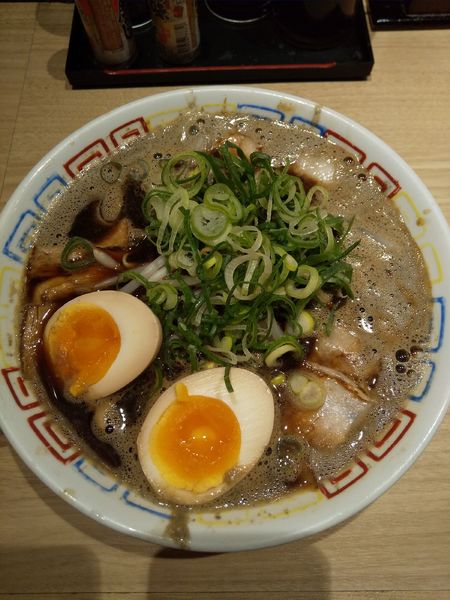 「津軽煮干BLACK（味玉付き）」@長尾中華そば 名古屋驛麺通り店の写真